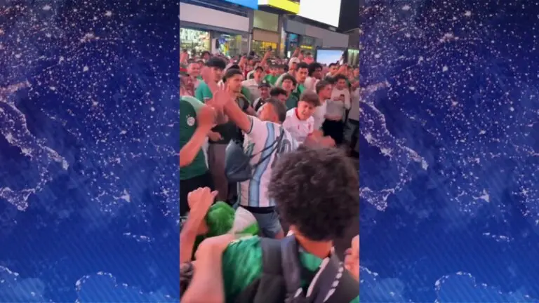 Pelea de hinchas de Argentina y Argelia en Times Square previo al Mundial 2026