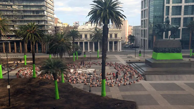 Condenaron a 30 meses de prisión a cineasta que estafó a Netflix: grabó una serie en Plaza Independencia que nunca se estrenó