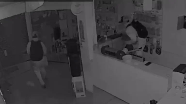 Video: delincuentes robaron un local de tecnología en Cordón tras picar una pared, romper la cortina metálica y dañar el vidrio