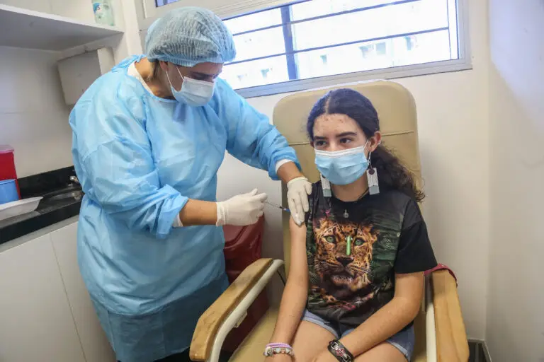 Síntomas, formas de contagio, aumento de casos y nueva exhortación a vacunarse: todo lo que hay que saber sobre el meningococo