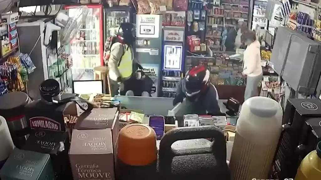 Delincuentes armados golpearon a un guardia de seguridad y rapiñaron un comercio en Piedras Blancas