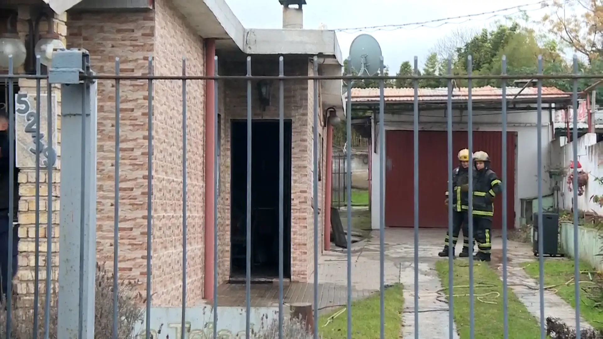 Un hombre murió tras incendio de su casa: cuando Bomberos apagó el fuego encontró el cuerpo y un arma de fuego al lado