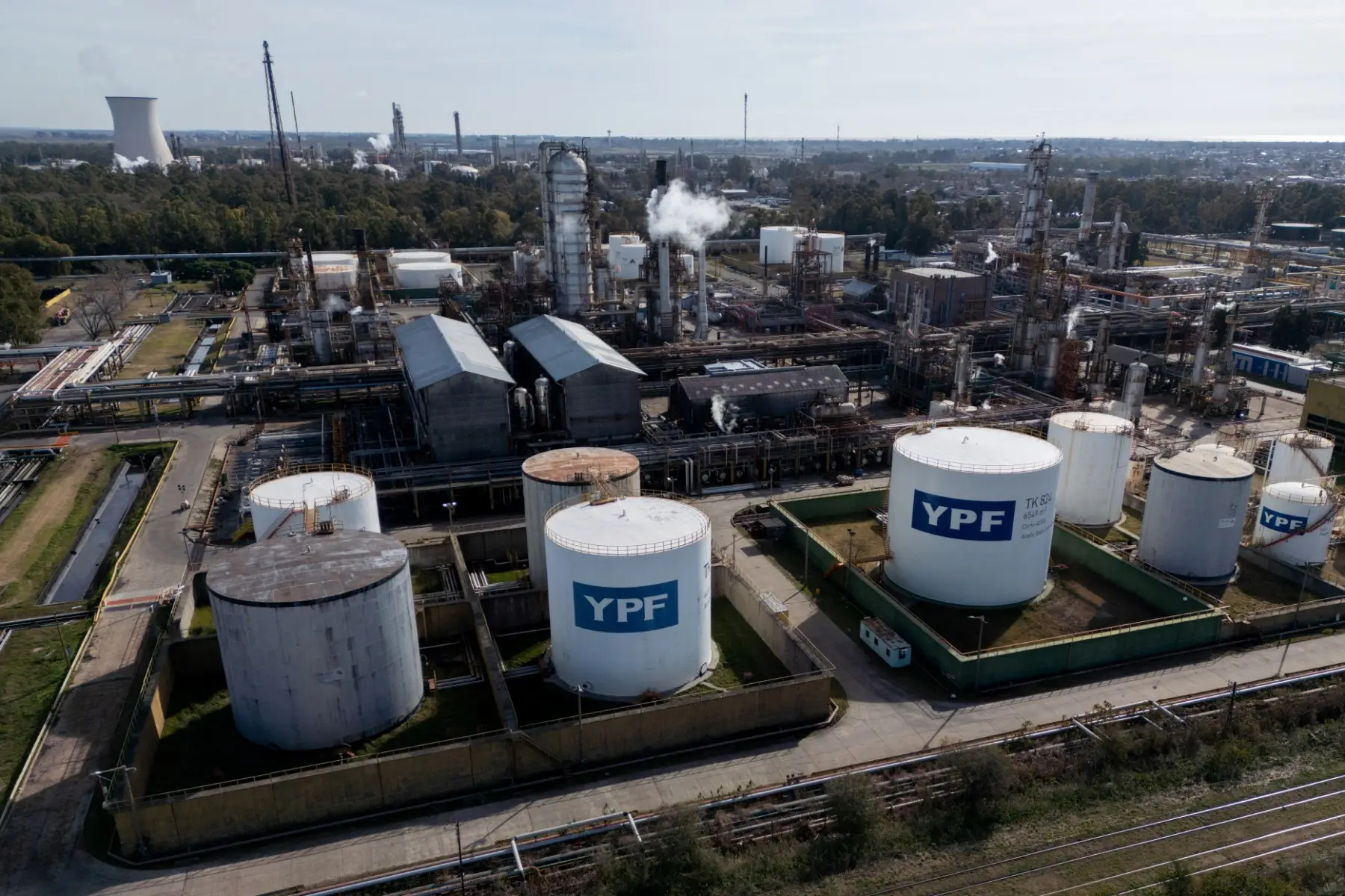 La petrolera argentina YPF comenzará búsqueda de petróleo en mar uruguayo a finales del 2027 y espera hallar "millones y millones de barriles"