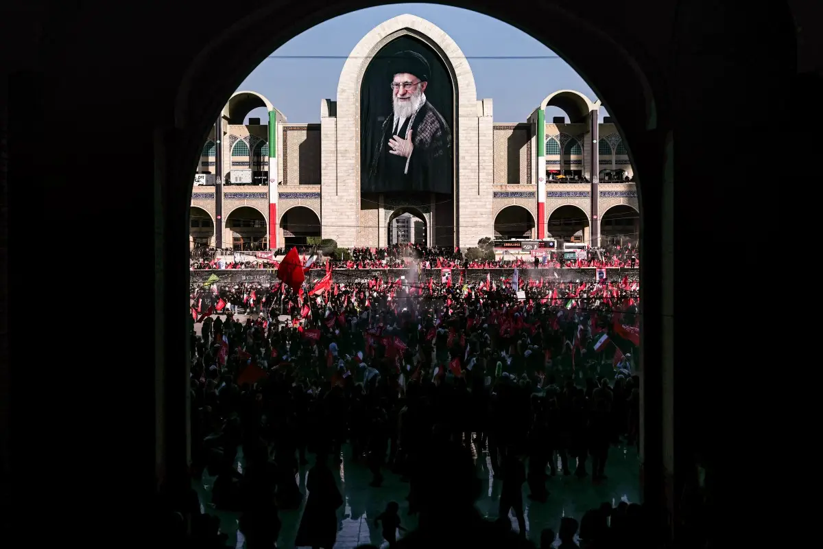 Miles de personas despiden al exlíder supremo de Irán en una ceremonia marcada por la ausencia de su sucesor