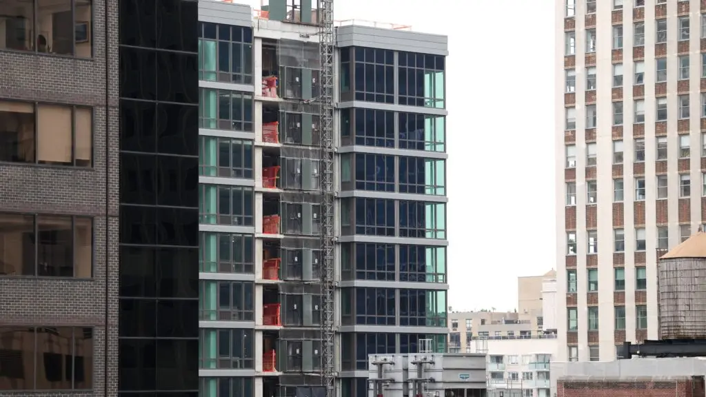 Cierran calles y evacúan hoteles, oficinas y viviendas en Nueva York por fallo estructural de un rascacielos