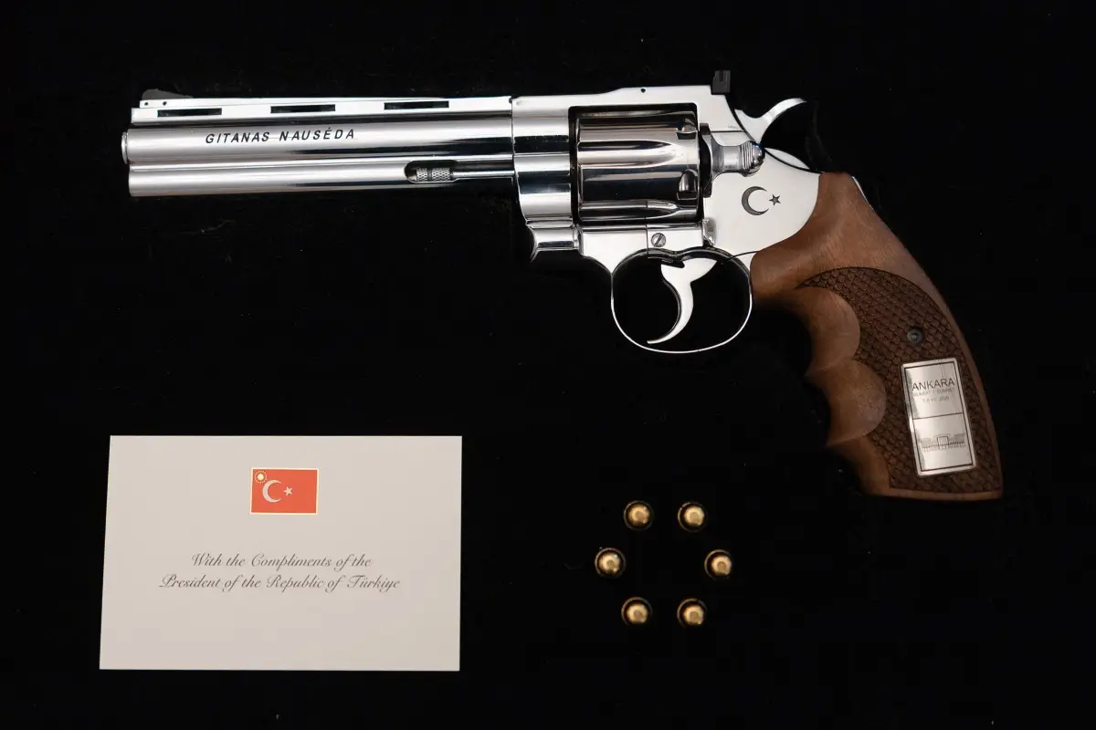 El peculiar regalo del presidente de Turquía a los líderes de la OTAN: una pistola grabada con sus nombres y municiones