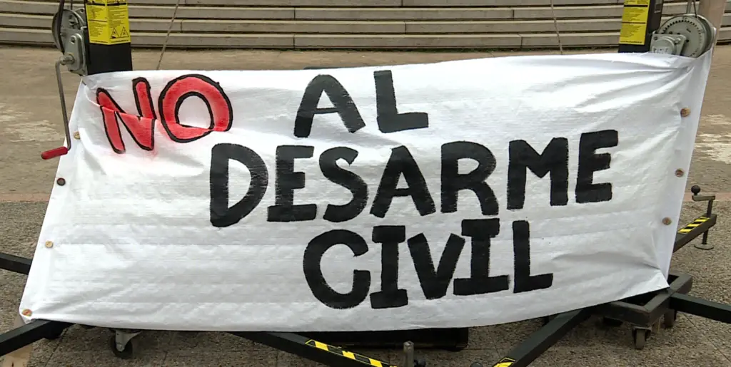 Usuarios de armas se manifestaron frente al Parlamento por decretos que limitan venta y dicen que les adjudican "el problema de la delincuencia"