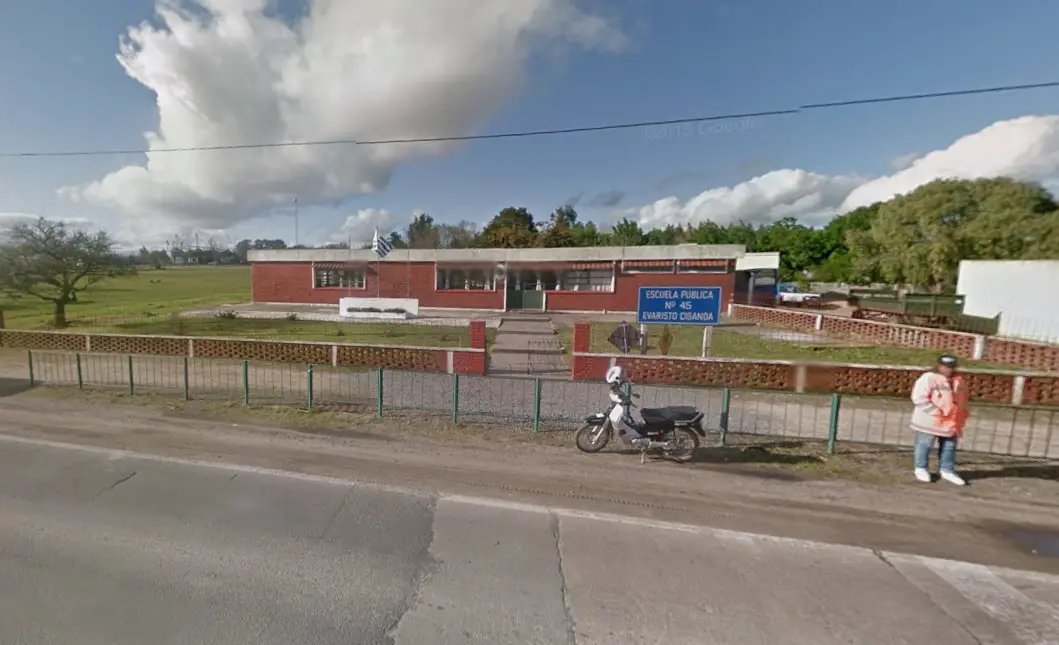 Adolescente de 16 años golpeó a una maestra en una escuela de Soriano que se negó a dejar que se llevara a una niña