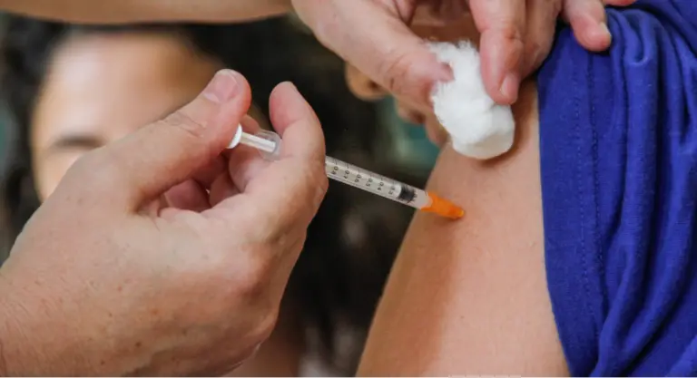 Infectóloga llamó a completar la vacunación contra el meningococo y advirtió que Uruguay está en un 'umbral de alerta' por suba de casos