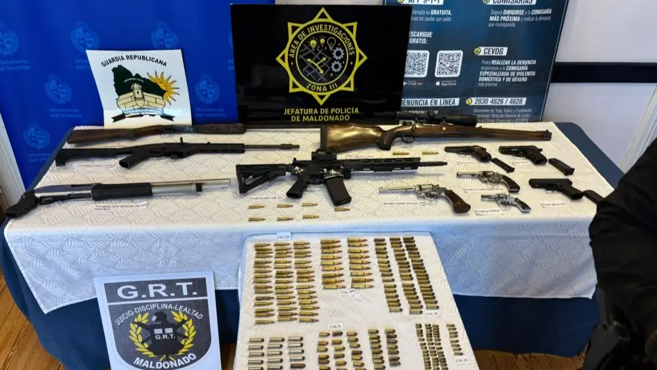 Operativo policial en descampado de Minas terminó con la incautación de once armas de fuego, algunas denunciadas como robadas