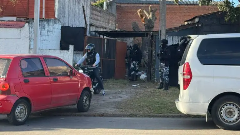 Policía detuvo a un hombre e incautó dos motos y un auto robado tras allanar un depósito clandestino en el barrio Joanicó