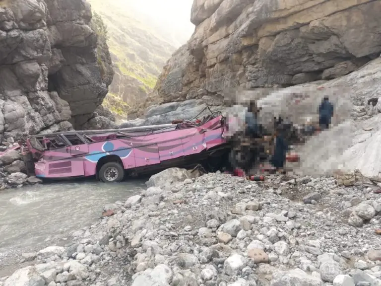 Al menos 40 personas murieron luego de que un ómnibus cayera por un barranco desde una altura de más de 20 metros en Pakistán