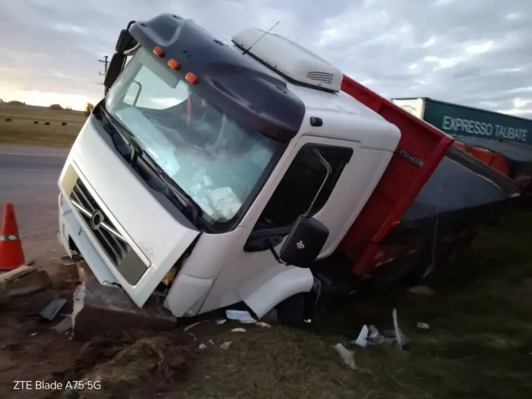 Investigan la muerte de un camionero de 67 años en Treinta y Tres: se presume que se sintió mal y chocó contra un puente