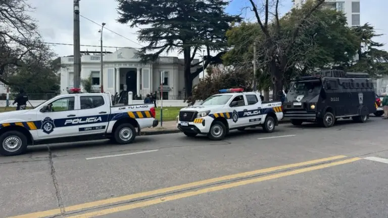 Dos policías resultaron heridos tras enfrentarse a tiros con delincuentes que intentaban rapiñar un residencial en el barrio Atahualpa