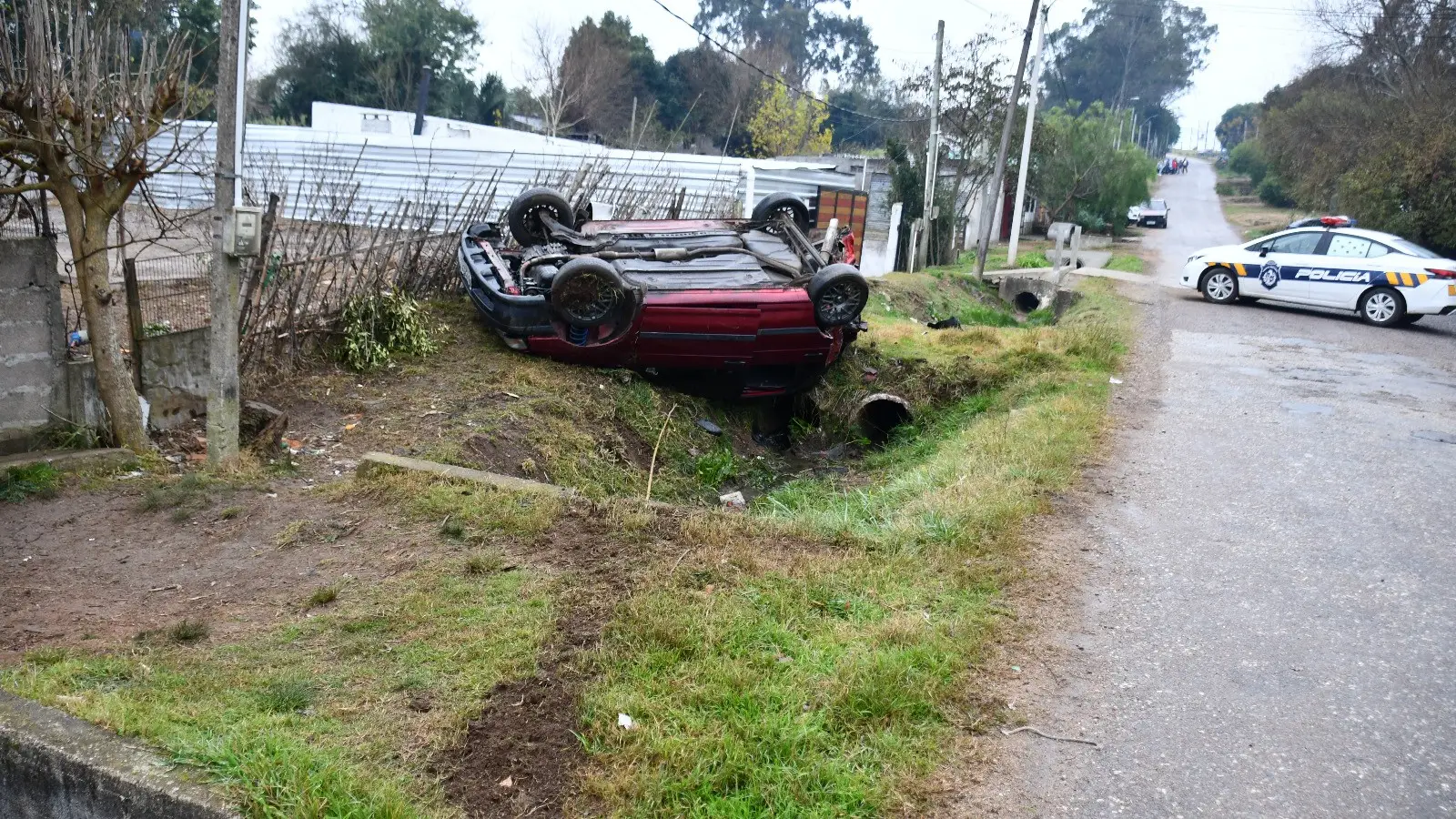 Joven que circulaba alcoholizado protagonizó un accidente de tránsito en Minas: perdió el dominio del auto y volcó