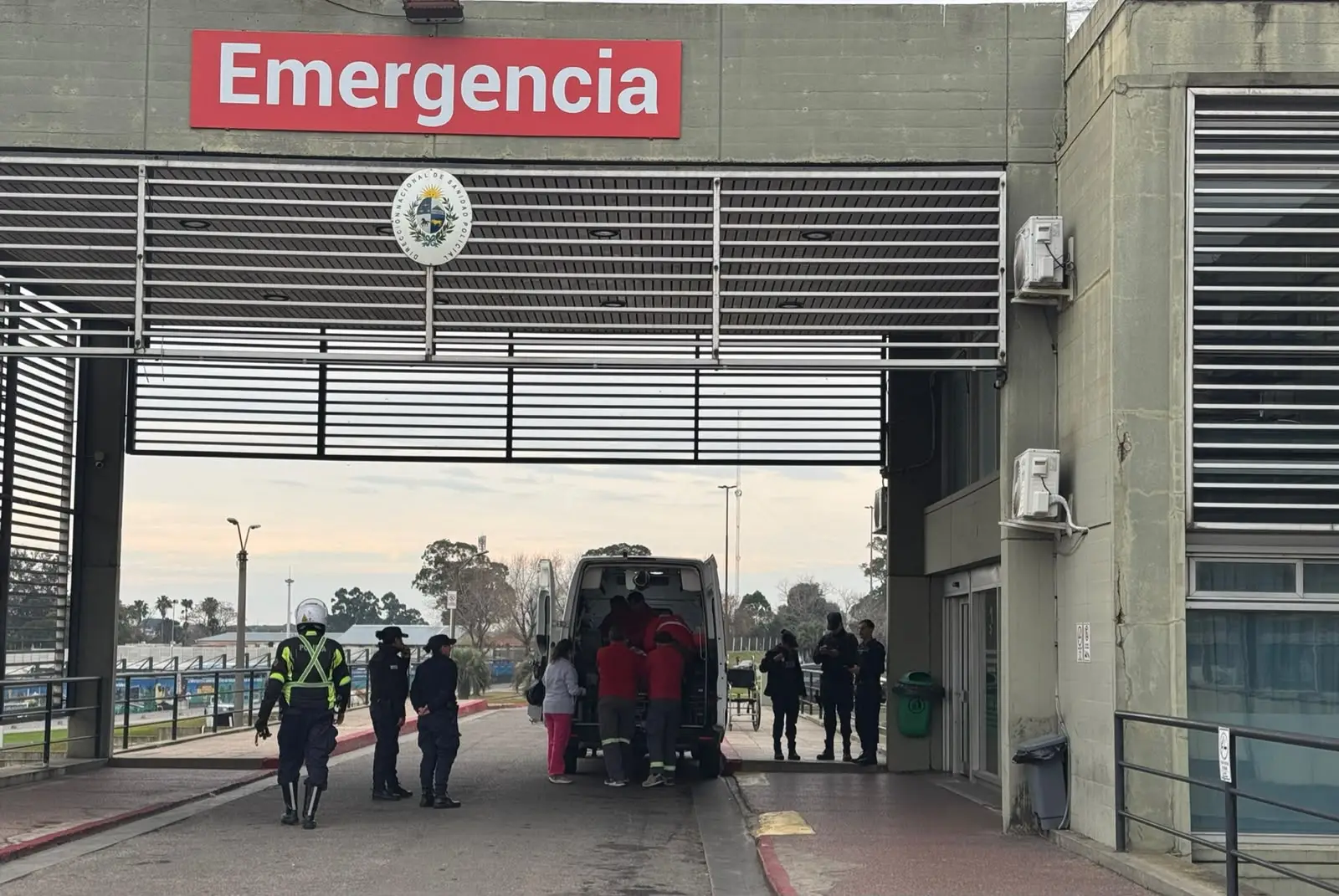 Trasladaron al Hospital Policial al policía baleado en un intento de rapiña a un residencial del Prado