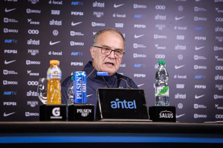 'Estaba sobrepasado por el dolor': Bielsa explicó su reacción ante la cámara tras la eliminación de Uruguay en el Mundial
